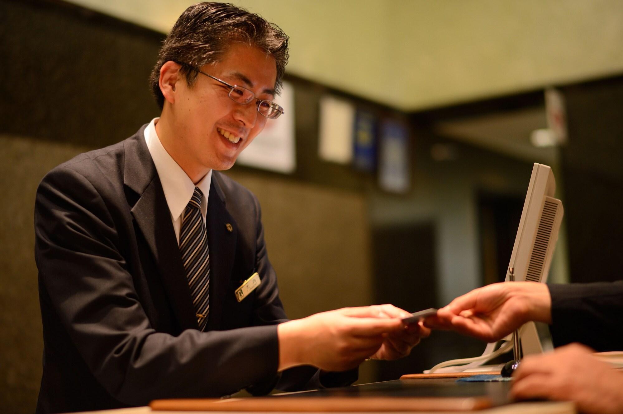 로이톤 삿포로 호텔 삿포로 시 외부 사진 A hotel clerk at the front desk