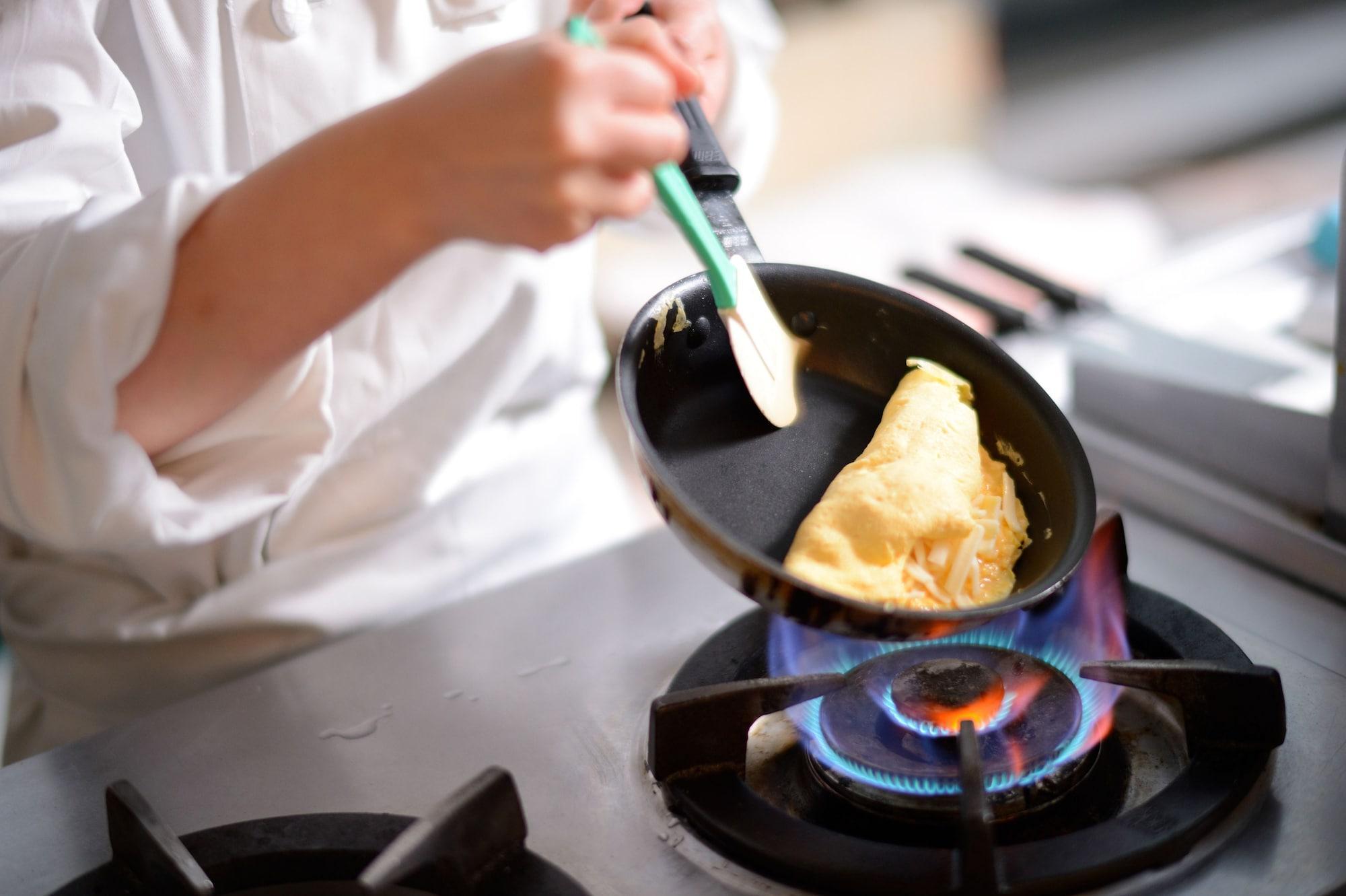 로이톤 삿포로 호텔 삿포로 시 외부 사진 A chef cooking